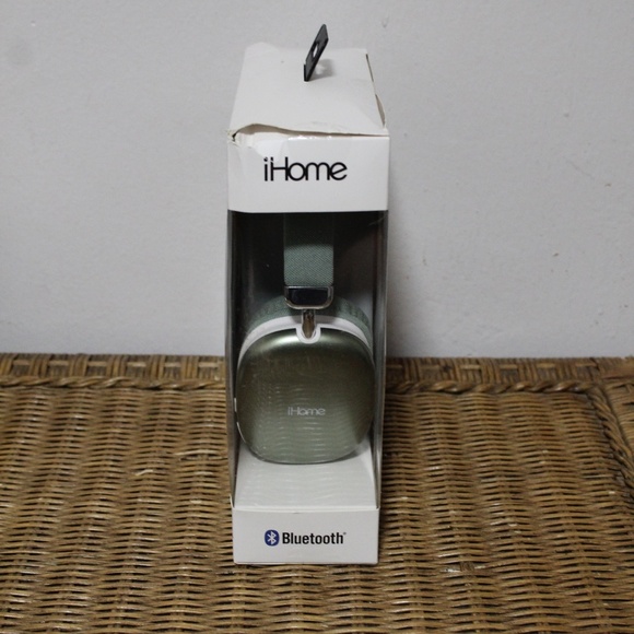 iHome TX--15 Bluetooth 45 Hour Play Time Headphones. Sz. 40mm Drivers.  Wireless - Picture 4 of 7